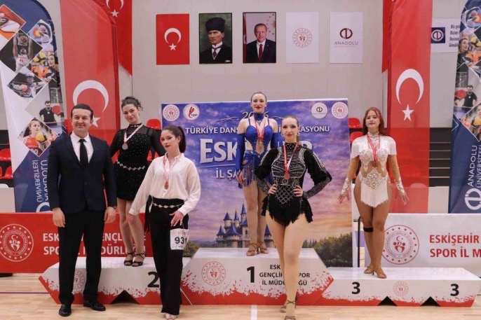 Eskisehirde Dans Tutkunlari Sampiyonluk Icin Sahne Aldi