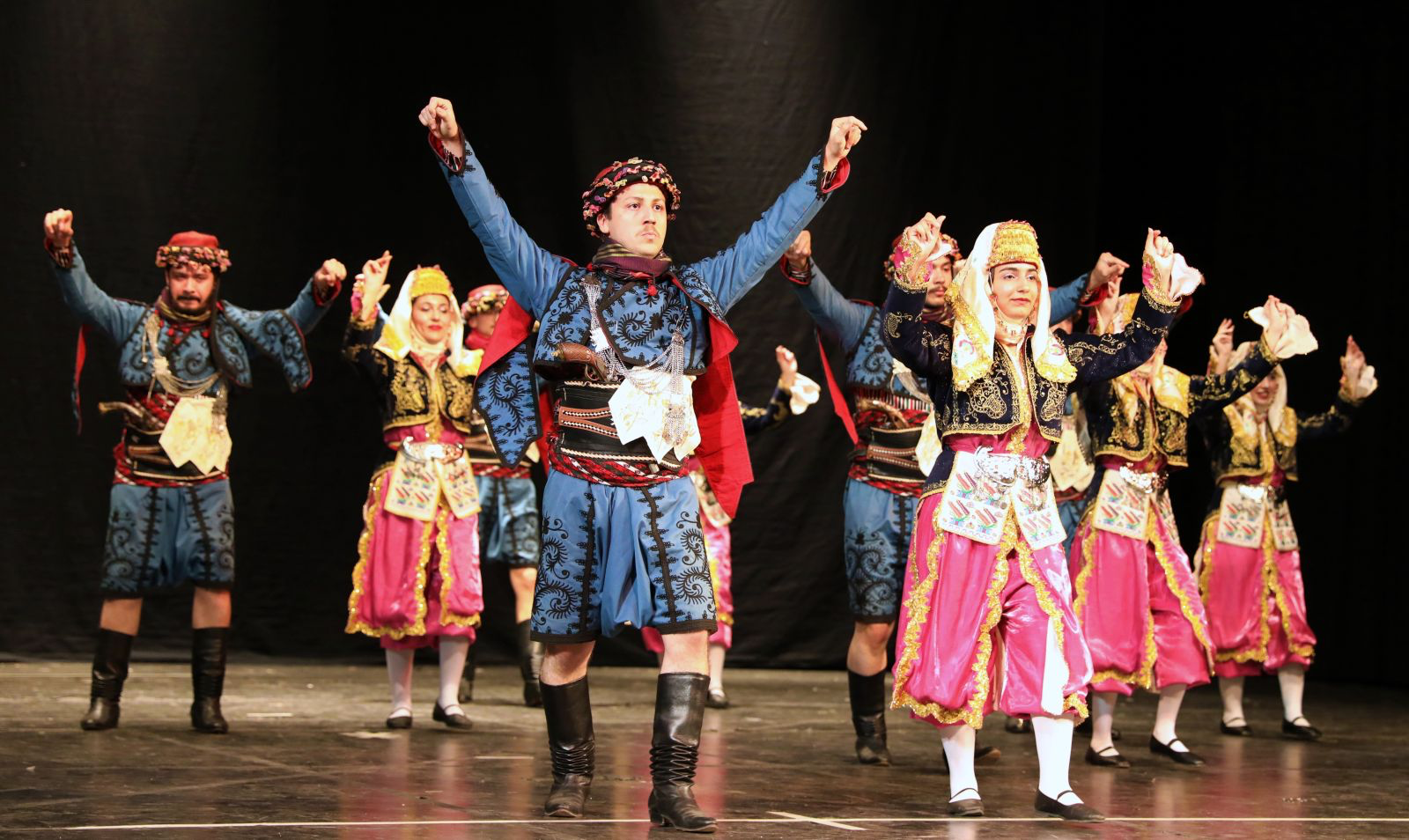 Maku Halk Oyunlari Ekibi Universiteler Arasi Festivalde Sahne Aldi