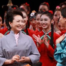 Peng Liyuan ve Tamara Vucic Beijing Dans Akademisi’ni ziyaret etti
