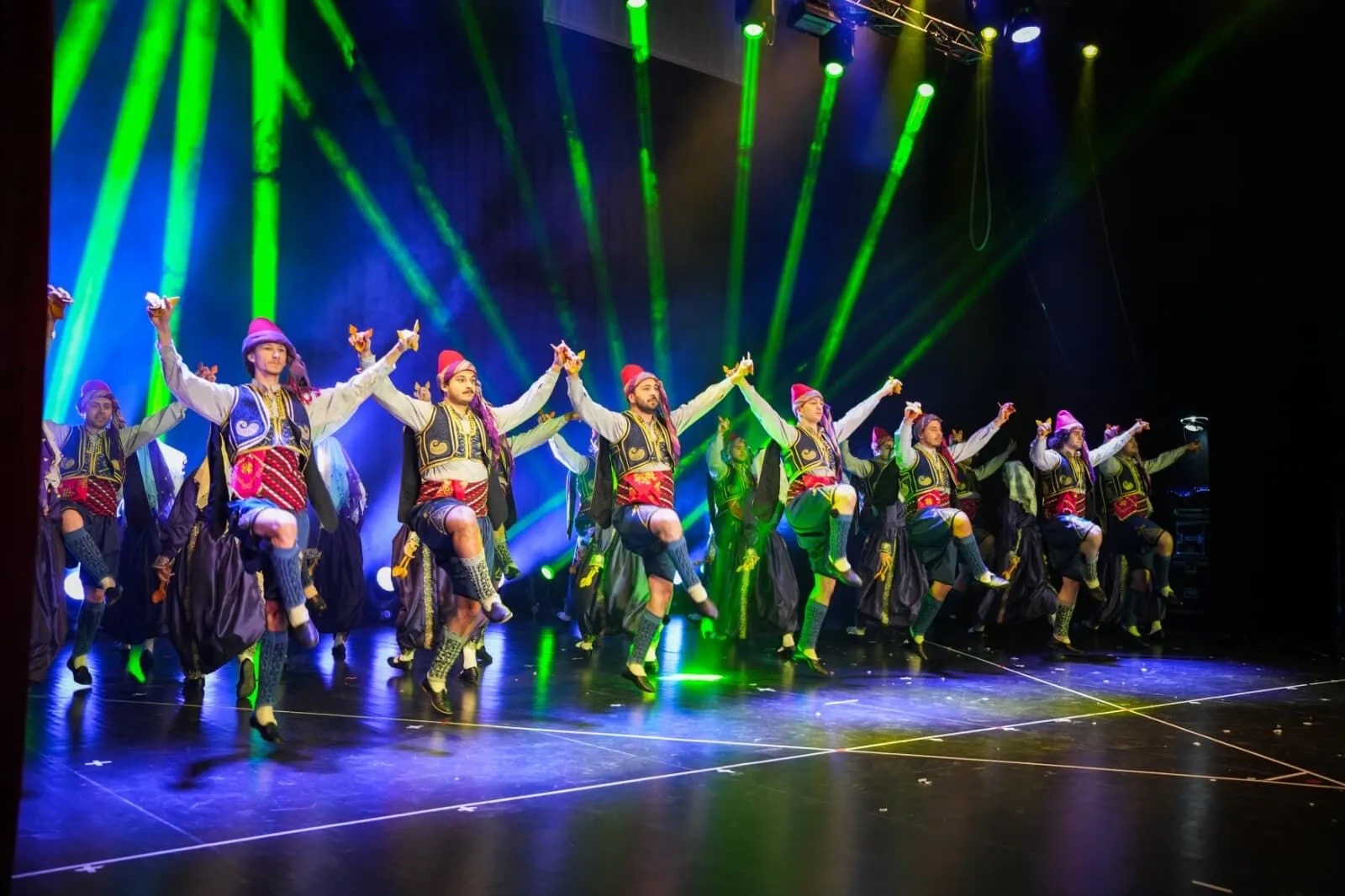 Dans Festivalinde Geleneksel Ve Modern Bulustu