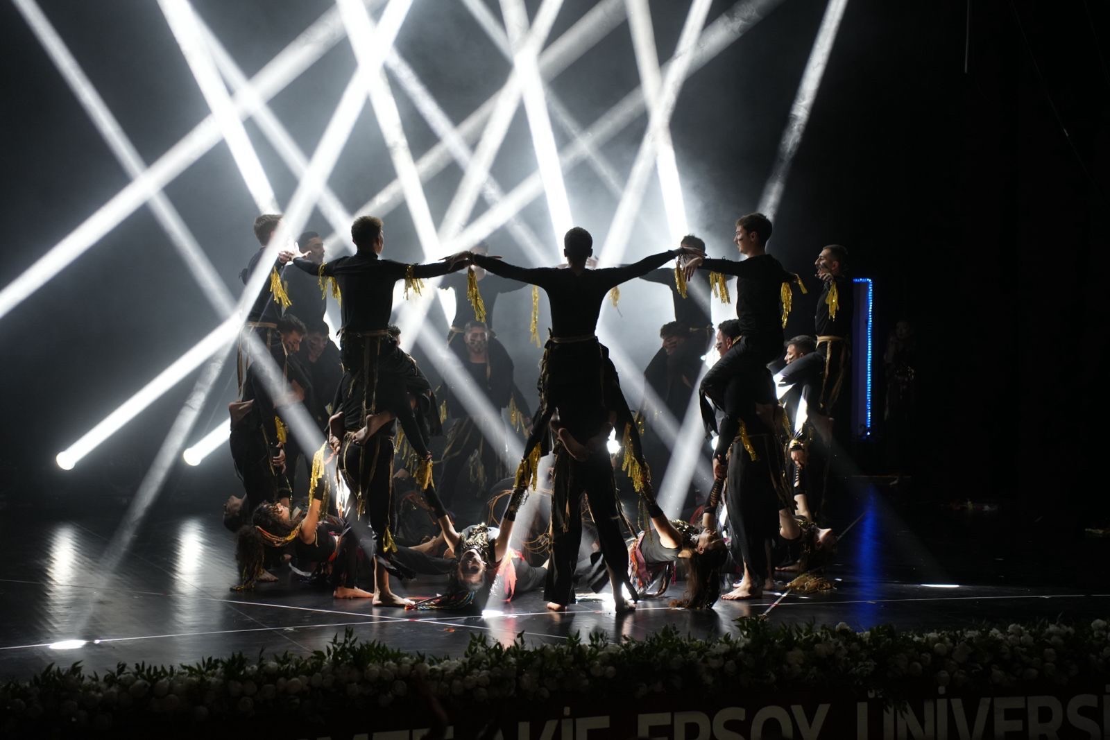 Dans Festivalinde Geleneksel Ve Modern Bulustu 2