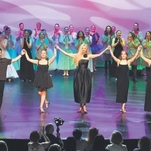 AKM’de dayanışma dolu dans gösterisi