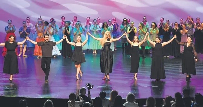 Akmde Dayanisma Dolu Dans Gosterisi